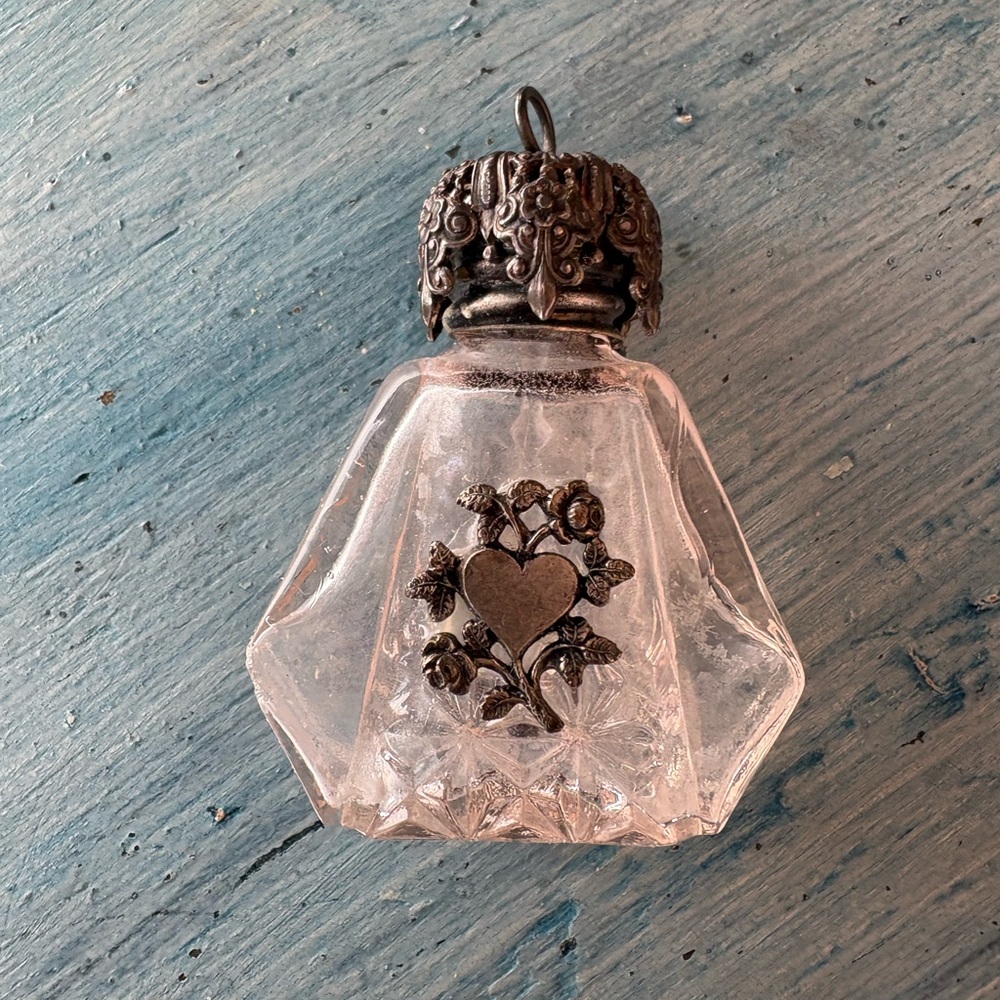 Vintage Style Pale Pink Glass Perfume Vial Pendant Necklace with Delicate Heart - Picture 3 of 8